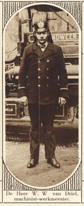 300990 Portret van W.W. van Driel, machinist-werkmeester van de Utrechtse brandweer.N.B. De foto is genomen bij het ...